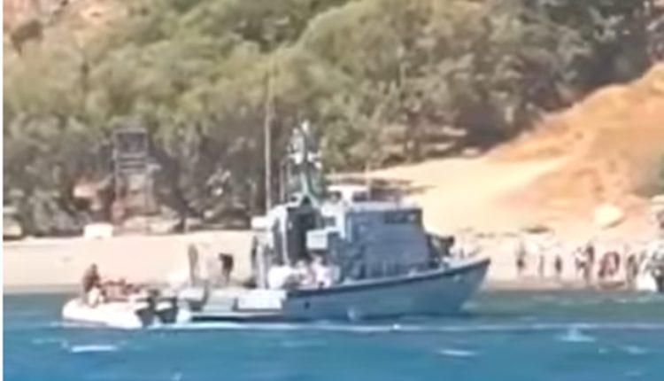 Η-στιγμή-που-σκάφος-του-λιμενικού-απεγκλωβίζει-50-πολίτες-από-την-παραλία-της-Πρέβελης-στο-Ρέθυμνο