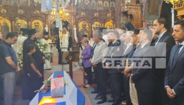 Κρήτη:-Σπαραγμός-στην-κηδεία-του-58χρονου-πυροσβέστη-που-χάθηκε-στη-φωτιά-στο-Ρέθυμνο