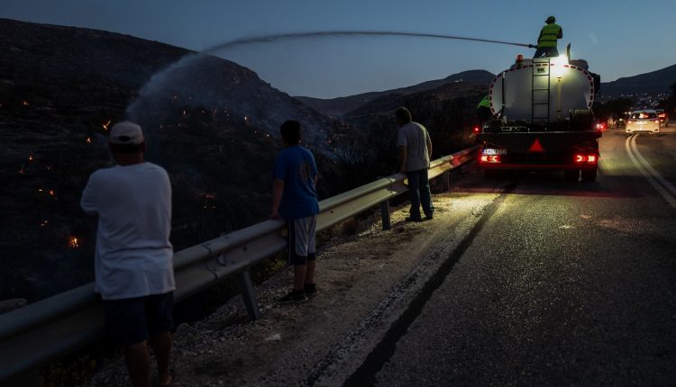 Ολονύχτια-μάχη-με-τις-επικίνδυνες-αναζωπυρώσεις-στην-Πάρο:-Κάηκαν-σπίτια,-αποθήκες-και-ζώα