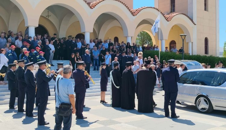 Αγρίνιο:-Με-τιμές-ήρωα-το-«τελευταίο-αντίο»-στον-27χρονο-πυροσβέστη-που-έχασε-τη-ζωή-στη-φωτιά-στο-Γύθειο