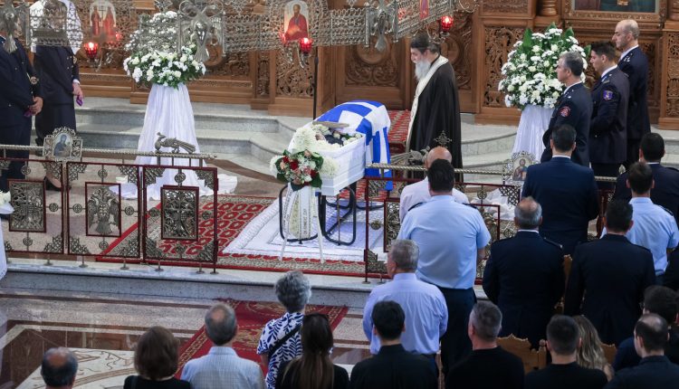 Αγρίνιο:-Σε-κλίμα-βαθιάς-οδύνης-η-Εξόδιος-Ακολουθία-του-27χρονου-Ανθυποπυραγού-Κωνσταντίνου-Λαιμοδέτη