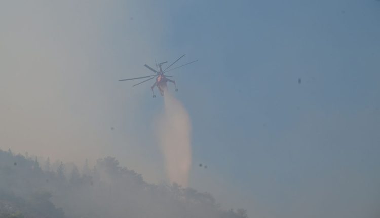 Φωτιά-στον-Ασπρόπυργο:-Νέο-μέτωπο-στη-Λάκκα-Κάτσαρη-–-Καλύτερη-η-εικόνα-στο-Ποικίλο-Όρος