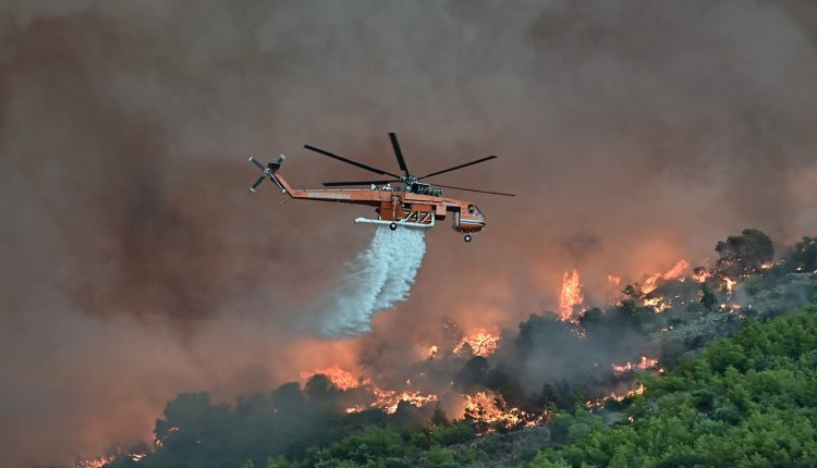 Υπό-πύρινη-πολιορκία-το-Πόρτο-Γερμενό-–-Σε-απόσταση-αναπνοής-από-τα-πρώτα-σπίτια-–-Παλεύουν-να-μην-φτάσει-στα-σύνορα-με-την-Αττική