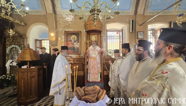 Στον-πανηγυρίζοντα-Ιερό-Ναό-Αγίου-Παντελεήμονος-στην-Άνω-Χώρα-Σύμης-ο-Μητροπολίτης-Χρυσόστομος