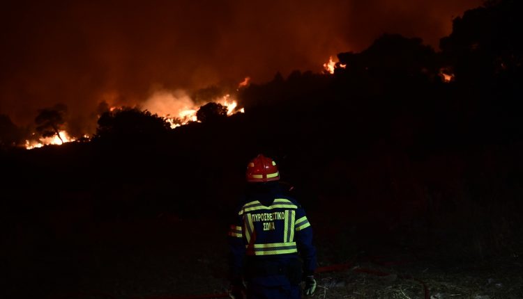 Δεν-υπάρχουν-ενεργά-μέτωπα-σε-Ασπρόπυργο-και-Κάρυστο-–-Έσβησε-η-φωτιά-στο-Κυπαρίσσι