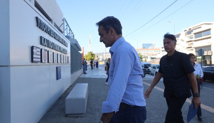 Ο-Κ.-Μητσοτάκης-στο-Συντονιστικό-Κέντρο-Επιχείρησης-και-Διαχείρισης-Κρίσεων-της-ΠΠ