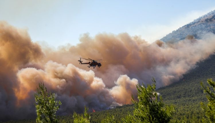 Ανεξέλεγκτη-η-φωτιά-στη-Φωκίδα:-Στις-αυλές-των-σπιτιών-έφτασαν-οι-φλόγες-–-Συνεχείς-εναέριες-ρίψεις-από-αεροσκάφη-και-ελικόπτερα