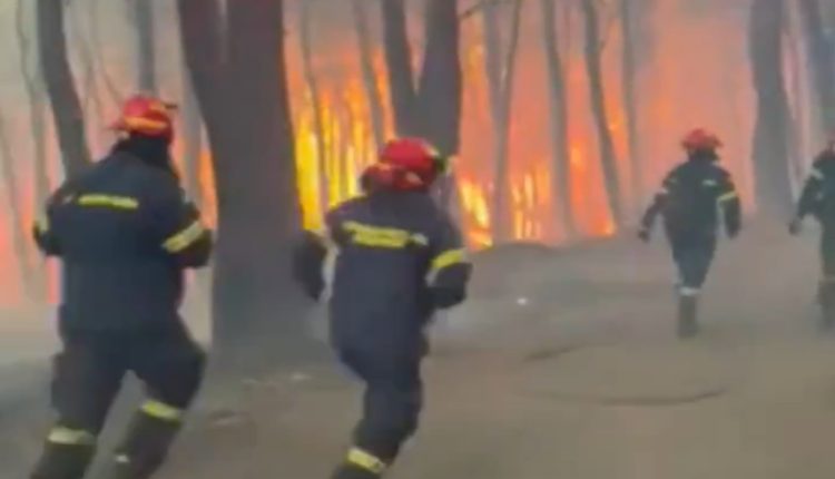 Συγκλονιστικό-βίντεο:-Πυροσβέστες-ορμούν-με-αυτοθυσία-μέσα-στη-φωτιά