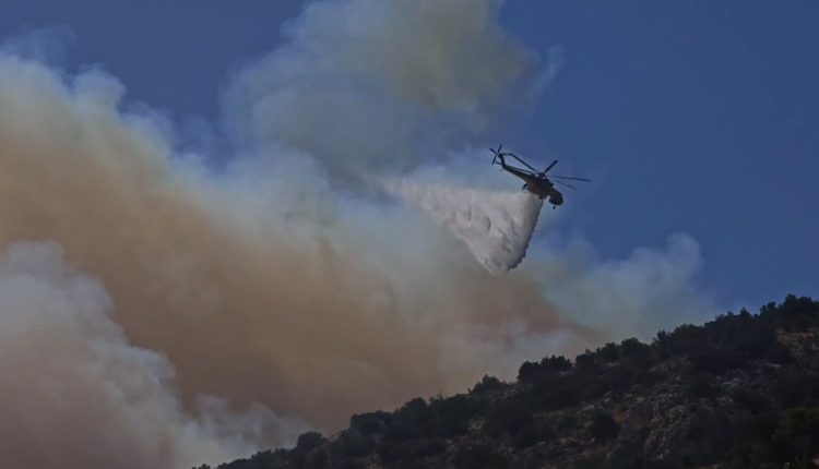 Μεγάλη-φωτιά-στην-Κεφαλονιά:-Εκκενώθηκαν-επτά-περιοχές-–-Αλλεπάλληλα-μηνύματα-του-112-–-Μάχη-και-στη-Φωκίδα