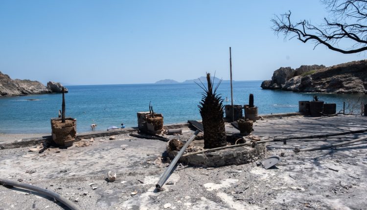 Εικόνες-θλίψης-στο-νότιο-Ρέθυμνο-μετά-τη-φωτιά-που-έσβησε-στη-θάλασσα-–-Μαυρισμένη-γη-παντού