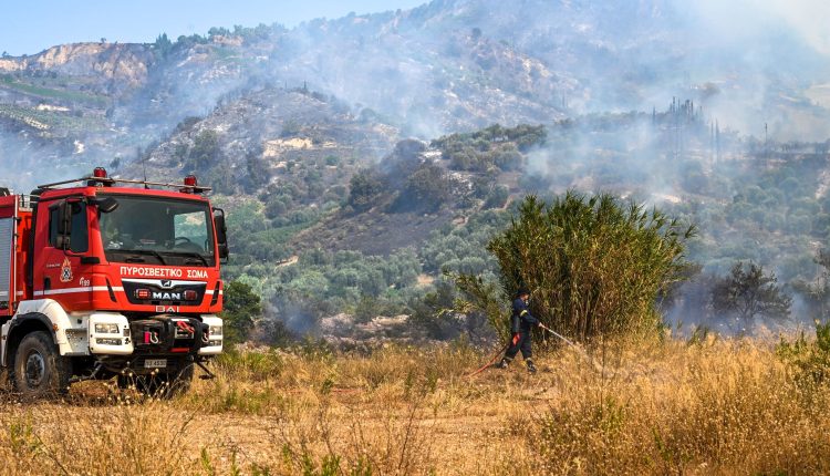Αίγιο:-Βελτιωμένη-η-εικόνα-της-φωτιάς-–-Στη-μάχη-100-πυροσβέστες-και-δύο-ελικόπτερα