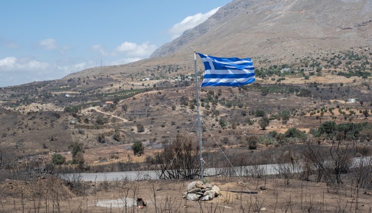 Ύψωσαν-την-ελληνική-σημαία-στο-σημείο-που-βρέθηκαν-νεκροί-οι-δύο-πυροσβέστες-στο-Ρέθυμνο