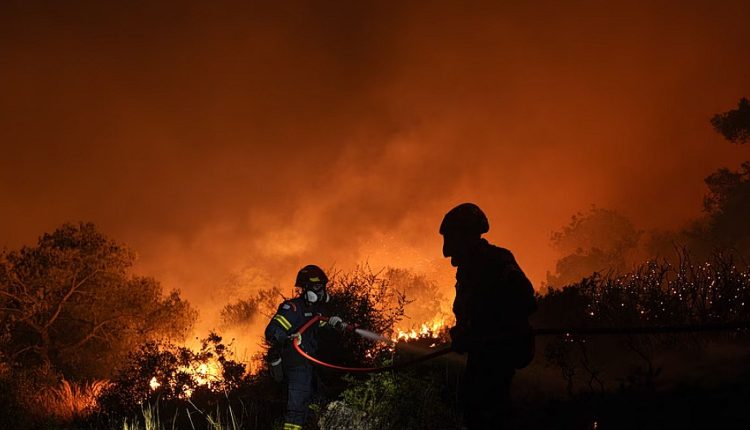 Τρίτη-νύχτα-αγωνίας-στη-Δ.-Αττική:-Μάχη-για-να-κρατηθεί-η-φωτιά-πριν-ξημερώσει-–-Εκκενώσεις,-καμένα-σπίτια-και-η-βαριά-σκιά-της-τραγωδίας-με-τα-ελικόπτερα