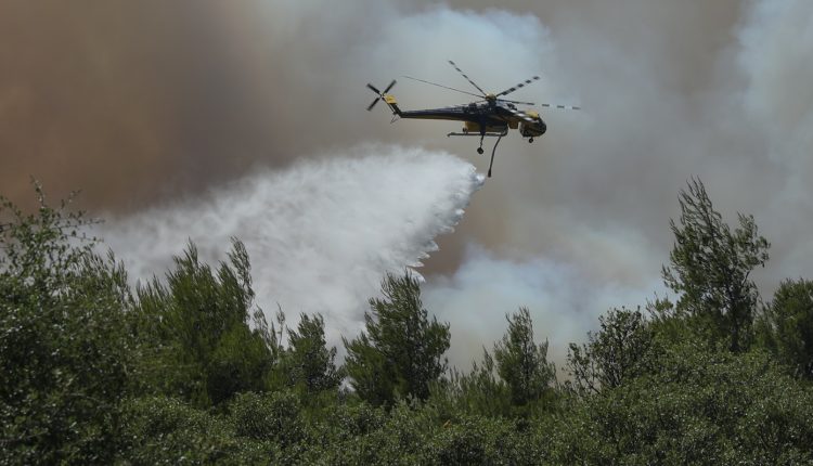 Συνεχίζεται-η-τιτάνια-μάχη-με-τη-φωτιά-στη-Δυτική-Αττική-–-Τα-δυο-μεγάλα-ενεργά-μέτωπα-που-απασχολούν-τις-πυροσβεστικές-δυνάμεις