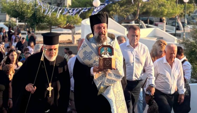 Το-ιερό-λείψανο-του-Αγίου-Παρθενίου-στο-Εμπορείο-Σαντορίνης