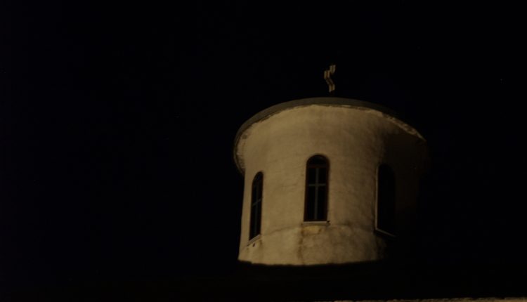 Απίστευτο-σκηνικό-σε-εκκλησία-στην-Αθήνα:-Ο-ιερέας-έπιασε-νεαρό-ζευγάρι-σε-ερωτικές-περιπτύξεις-–-Τους-συγχώρεσε-και-τους-έδωσε-100-ευρώ