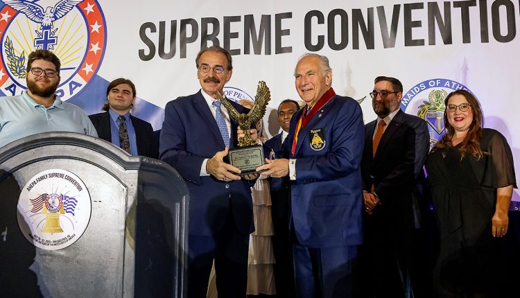 Η-ahepa-τίμησε-τον-Διοικητή-του-Τάγματος-των-Αρχόντων-Αντώνιο-Λυμπεράκη