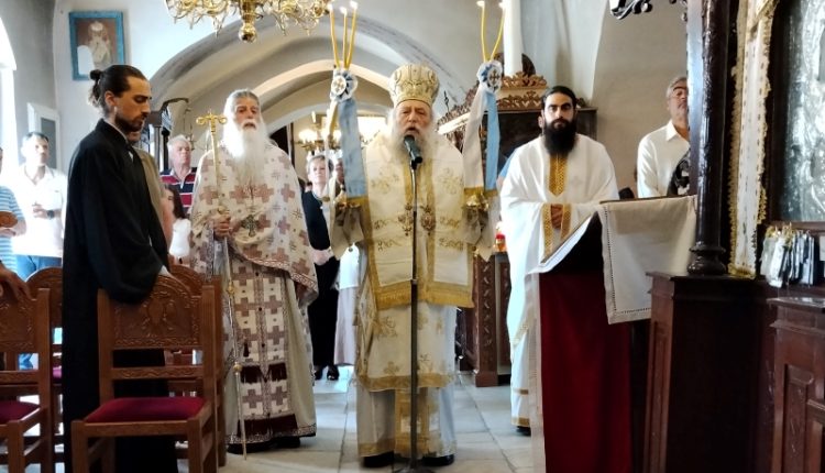 Ο-Μητροπολίτης-Παροναξίας-στον-Ιερό-Ενοριακό-Ναό-Κοιμήσεως-της-Θεοτόκου-Βίβλου-Νάξου