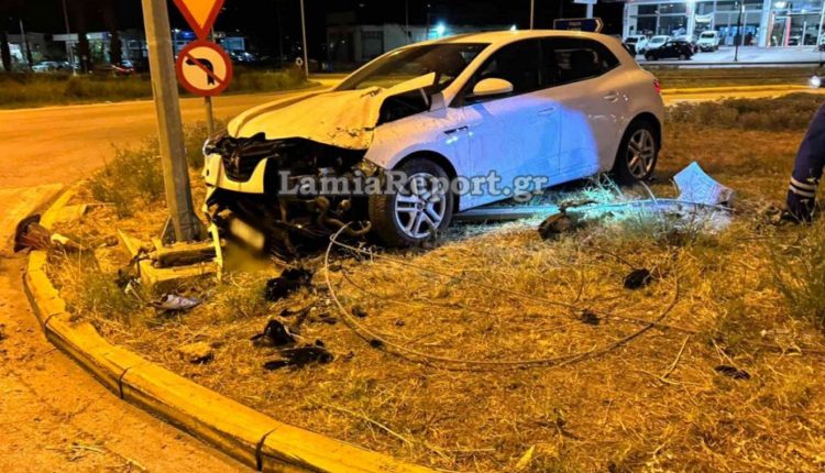 Αυτοκίνητο-«καρφώθηκε»-σε-αντηρίδα-μετά-από-εκτροπή-στην-Λαμία-–-Σοβαρές-ζημιές,-χωρίς-τραυματισμούς