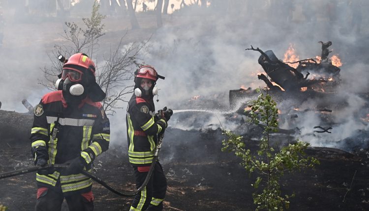 Γιάννης-Αρτοποιός:-Βελτιωμένη-η-εικόνα-στη-Δυτική-Αττική,-αλλά-η-μάχη-με-τις-αναζωπυρώσεις-συνεχίζεται