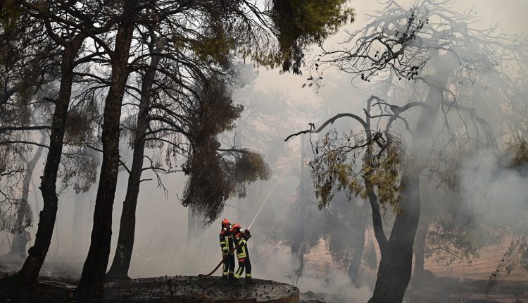 Φωτιά-στη-Δυτική-Αττική:-Πέμπτο-24ωρο-μάχης-με-τις-φλόγες-–-Στάχτη-πάνω-από-130.000-στρέμματα