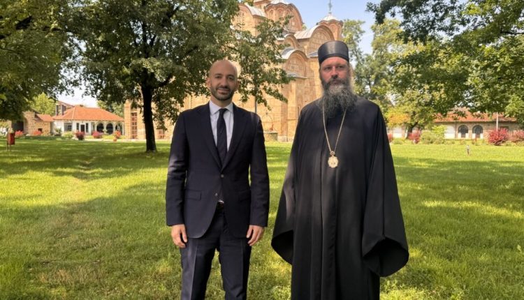 Ο-Γάλλος-Υπουργός-Ευρώπης-στη-Μονή-Γκρατσάνιτσα