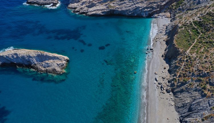 Μοιραία-βουτιά-στη-Φολέγανδρο:-Γυναίκα-ανασύρθηκε-νεκρή-από-τη-θάλασσα