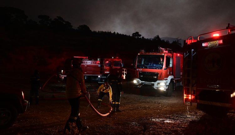 Πέμπτη-νύχτα-αγωνίας-στη-Δυτική-Αττική-–-Σε-ύφεση-η-πυρκαγιά,-κρίσιμο-το-μέτωπο-στο-Κανδήλι