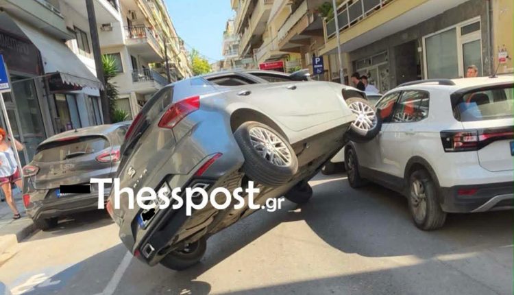 Απίστευτο-τροχαίο-στη-Θεσσαλονίκη:-Αυτοκίνητο-«πέταξε»-σαν-από-ταινία-καταδίωξης-και-«ανέβηκε»-πάνω-σε-παρκαρισμένο