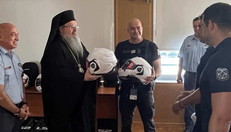 Δωρεά-της-Ιεράς-Μητροπόλεως-Λαρίσης-στην-ομάδα-«ΔΙΑΣ»-της-ΕΛΑΣ.