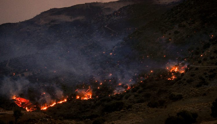 Φωτιά-σε-χαμηλή-βλάστηση-στην-Κάρπαθο-–-Ισχυρή-κινητοποίηση-της-Πυροσβεστικής