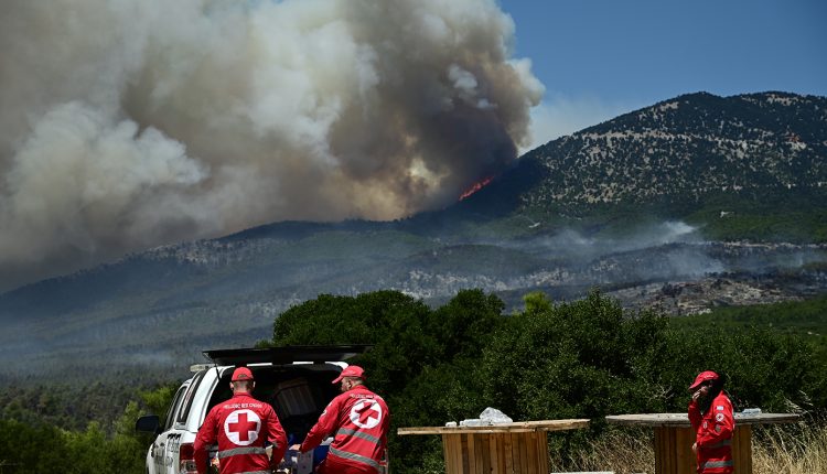 Η-επόμενη-μέρα-του-πύρινου-εφιάλτη-στη-Δυτική-Αττική:-Αυτοψίες-στις-πληγείσες-περιοχές,-αποκαρδιωτικές-οι-εικόνες