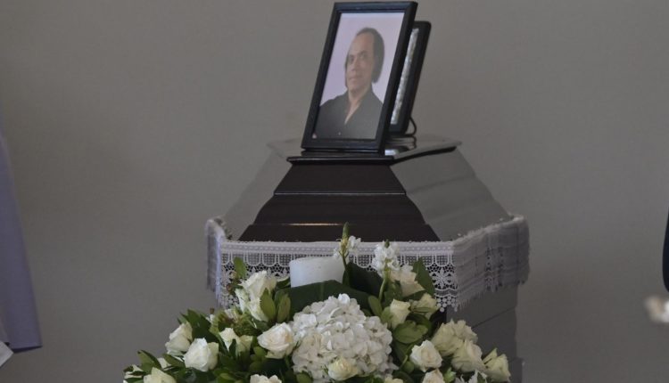 Το-τελευταίο-«αντίο»-στον-σπουδαίο-ερμηνευτή,-Λάκη-Χαλκιά-–-Σε-λαϊκό-προσκύνημα-η-σορός-του