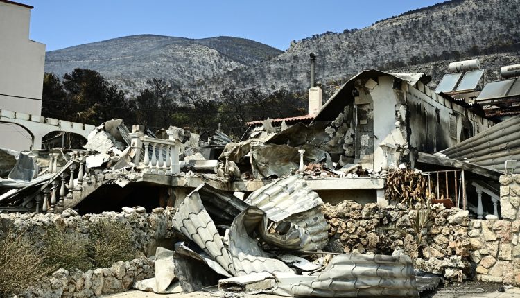 Εικόνες-βιβλικής-καταστροφής-στο-Πόρτο-Γερμενό:-Κόκκινα-σπίτια-για-κατεδάφιση-και-άνθρωποι-χωρίς-περιουσίες