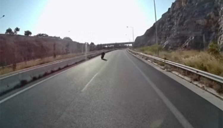 Συγκλονιστικό-βίντεο-από-την-Κρήτη:-Μηχανή-προσπερνάει-αυτοκίνητο-με-200-χιλιόμετρα-την-ώρα