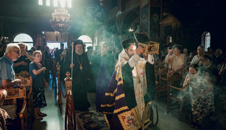Φανερωμένη-Χολαργού:-Πανηγύρισε-την-επιστροφή-της-παλαιάς-ιεράς-Λειψανοθήκης-–-Πάνδημη-υποδοχή-παρουσία-του-Επισκόπου-Χριστουπόλεως