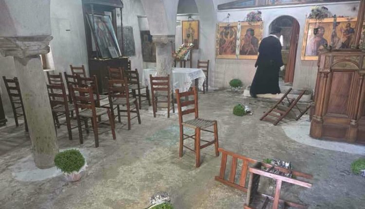 Ιερόσυλοι-βανδάλισαν-το-εκκλησάκι-της-Μεταμορφώσεως-του-Σωτήρος-στον-Σαρωνικό