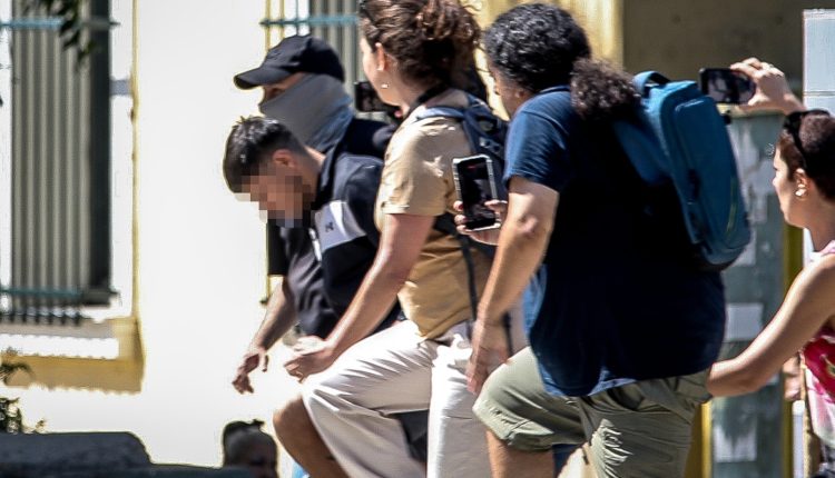 Σοκαρισμένο-το-ζευγάρι-που-«υιοθέτησε»-τον-26χρονο-της-Κυψέλης:-«Δεν-μπορούμε-να-το-πιστέψουμε,-τον-είχαμε-σαν-οικογένεια»