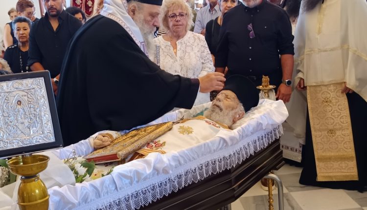 Η-Εξόδιος-Ακολουθία-του-μακαριστού-Πρωτοπρεσβυτέρου-Νικολάου-Βιτζηλαίου-στην-Πάρο