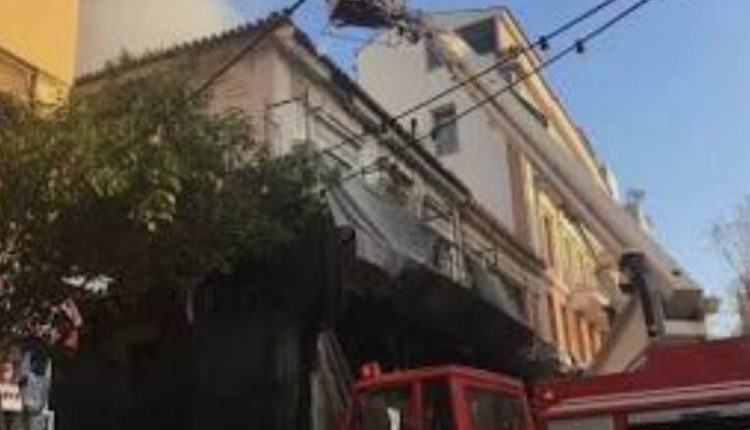 Πυρκαγιά-σε-κτήριο-στην-Κουμουνδούρου-–-Απεγκλωβίστηκε-ένοικος-από-τον-δεύτερο-όροφο