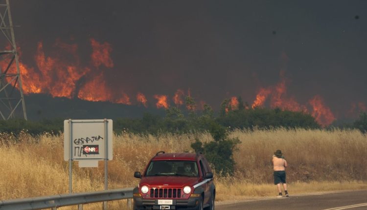 Από-τη-Γαλλία-στην-Αττική:-Οι-πυροσβέστες-που-έσβησαν-φωτιές-σε-δύο-χώρες-περιγράφουν-τις-«νέες»-πυρκαγιές-της-Ευρώπης