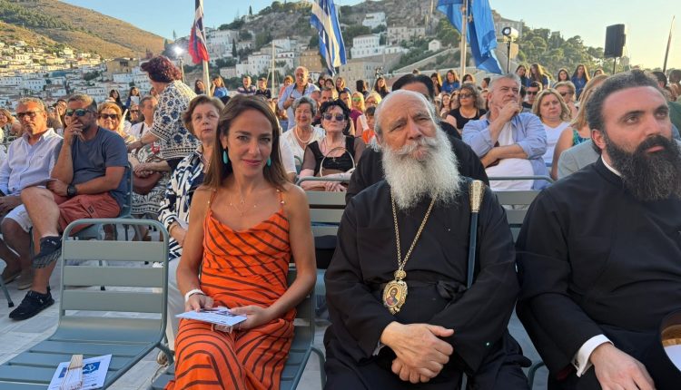 Ο-Μητροπολίτης-Ύδρας-και-στη-γιορτή-λήξης-του-Σχολικού-έτους-του-Γυμνασίου
