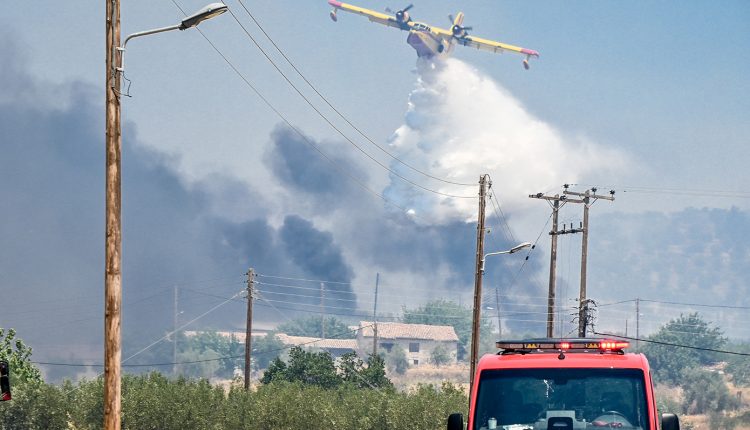 Φωτιά-τώρα-στο-Κορωπί,-112-στους-κατοίκους-για-ετοιμότητα-–-Επιχειρούν-4-αεροσκάφη-και-2-ελικόπτερα
