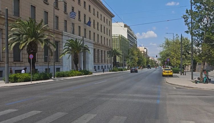 Ερημώνει-η-Αθήνα:-Σε-ρυθμούς-Δεκαπενταύγουστου-η-πρωτεύουσα-–-Εικόνες-από-Ομόνοια,-Σύνταγμα,-Κολωνάκι-και-Εξάρχεια