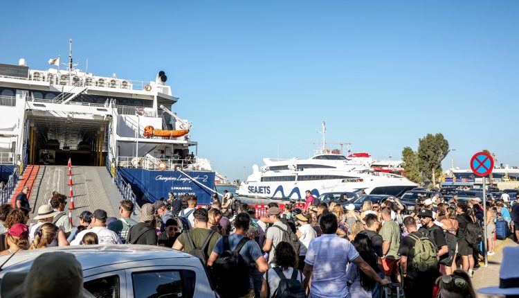 Όπου-φύγει-φύγει:-Πάνω-από-129.000-επιβάτες-αναχώρησαν-από-τα-λιμάνια-της-Αττικής-το-τριήμερο-–-Γεμάτα-τα-λεωφορεία-των-ΚΤΕΛ
