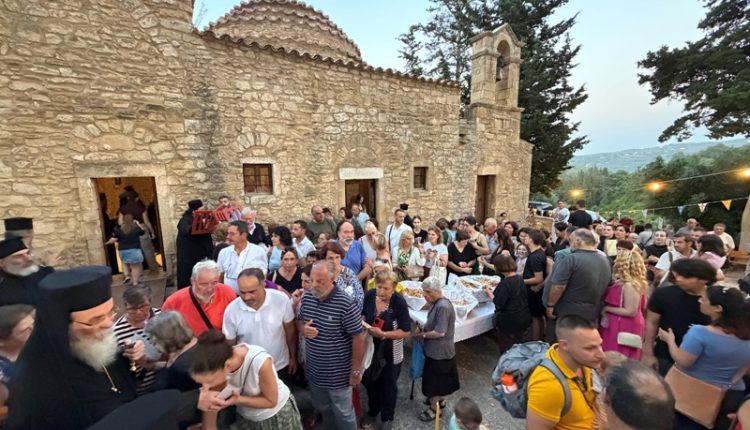 Ευλογία-των-καρπών-της-γης-στην-μοναδική-Ροτόντα-της-Κρήτης