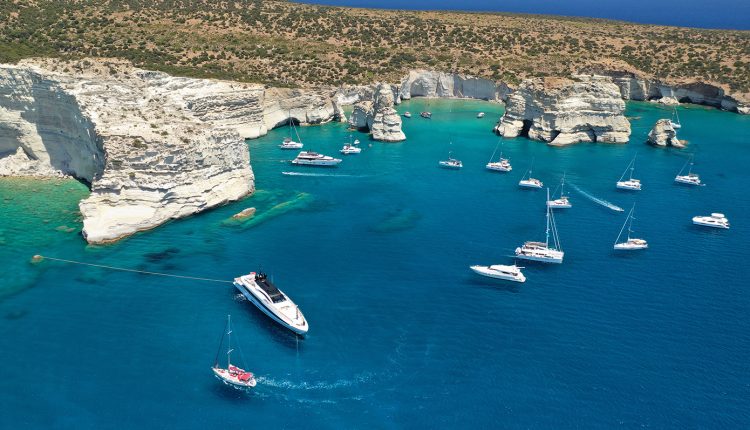 33χρονος-ανέβηκε-σε-βράχο-20-μέτρων-μέσα-στη-θάλασσα-στη-Μήλο-και-δεν-μπορούσε-να-κατέβει-–-Στήθηκε-επιχείρηση-διάσωσης