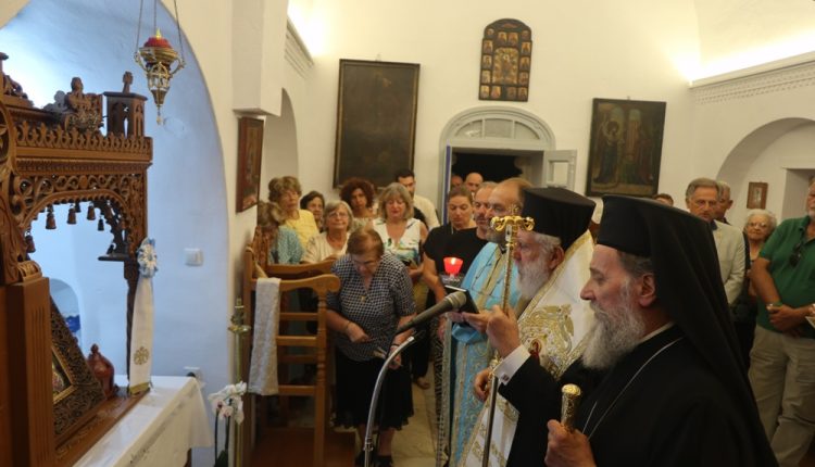 Ο-Μεγάλος-Παρακλητικός-Κανόνας-στο-Μοναστηριακό-Μετόχι-της-Παναγίας-της-Χρυσοπηγής-στη-Σίφνο
