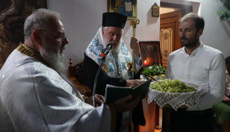 Ο-Μητροπολίτης-Σύρου-στο-παρεκκλήσιο-του-Αγίου-Μηνά-στη-Μύκονο