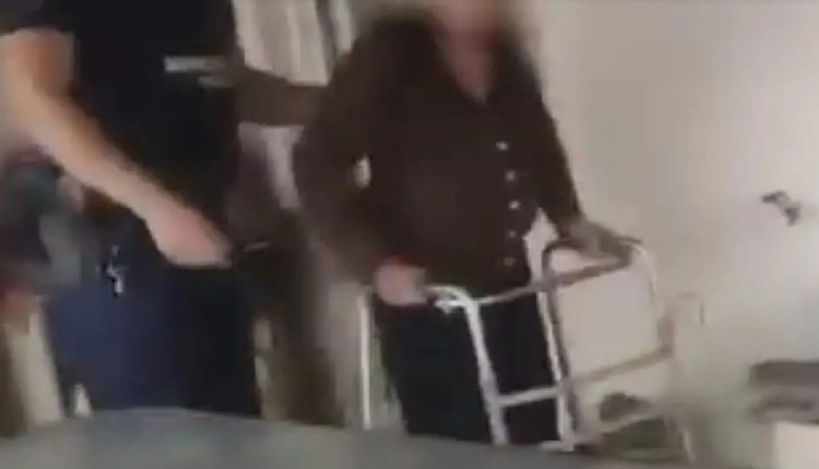 Φωτιά-στον-Κουβαρά:-Αστυνομικοί-έσωσαν-ηλικιωμένη-μέσα-από-σπίτι-που-είχε-περικυκλωθεί-από-καπνούς
